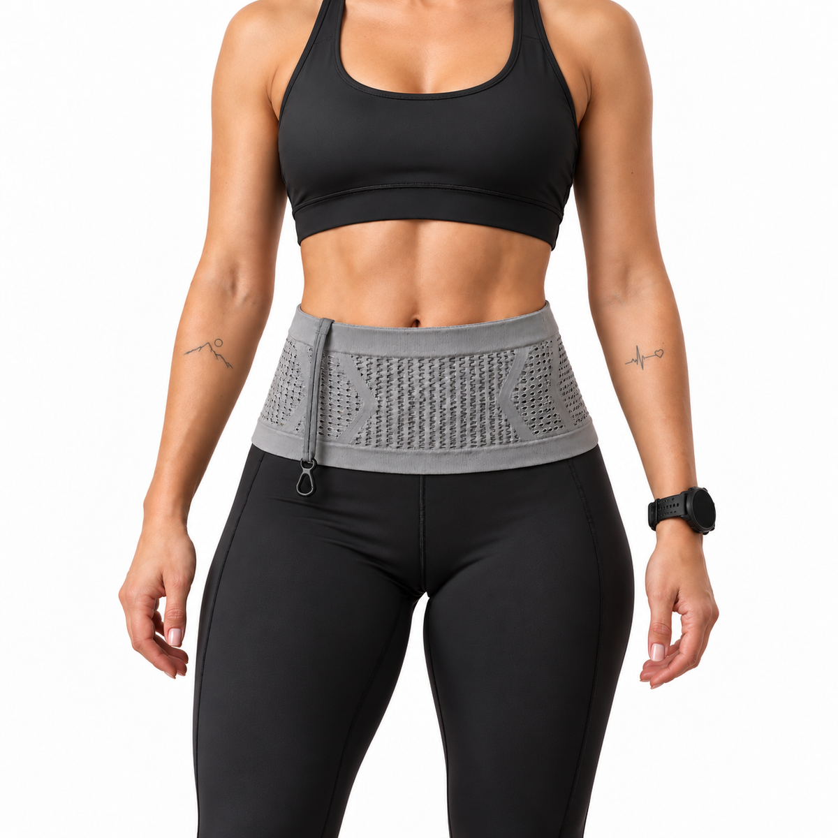 Femme portant la ceinture de running grise sur une tenue de sport noire